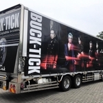 小さな駐車場に止まるＢＵＣＫ-ＴＩＣＫのツアートラック。その存在がコロナ禍でも音楽を楽しめるという高揚感をもたらしてくれる