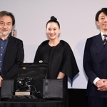 受賞の喜びを語った（左から）黒沢清監督、蒼井優さん、高橋一生さん＝７日夜、東京都渋谷区（撮影・棚橋慶太）