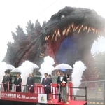 １０日のオープンを前にお披露目された実物大ゴジラの新アトラクション＝８日午前、淡路市楠本、体験型テーマパーク「ニジゲンノモリ」（撮影・辰巳直之）