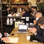 ノーベル文学賞の発表まで３０分を切り、村上春樹氏の受賞を祈るように待つハルキストら＝８日夜、神戸市中央区中山手通２（撮影・吉田敦史）