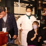 村上春樹氏のノーベル文学賞受賞ならず、悔しがるハルキストら＝８日夜、神戸市中央区中山手通２、ピノッキオ（撮影・吉田敦史）