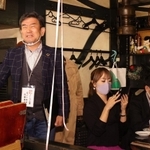 村上春樹氏のノーベル文学賞受賞ならず、悔しがるハルキストら＝８日夜、神戸市中央区中山手通２、ピノッキオ（撮影・吉田敦史）
