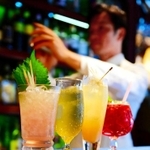 森崎さんらが手掛けた色とりどりのノンアルコールカクテル。左端が「ＳＯＳＯ」、右端が「ベリーディライト」＝神戸市中央区下山手通５（撮影・中西幸大）
