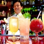 アルコールの代わりに酢を使った色とりどりのカクテル＝神戸市中央区下山手通８（撮影・中西幸大）