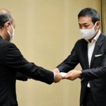 黒川優副市長（左）に申し入れ書を手渡す石堂大輔副議長＝９日午後３時半ごろ、姫路市役所
