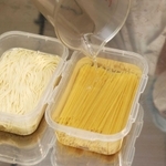 スパゲティはゆでずに水に浸すことで、フライパン一つで手軽に仕上げることができる