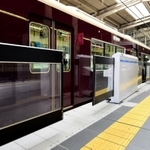 阪急電鉄神戸三宮駅の２番ホームに取り付けられた可動式ホーム柵＝１０日午前、神戸市中央区（撮影・中西幸大）