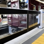 阪急電鉄神戸三宮駅に取り付けられた可動式ホーム柵＝１０日午前、神戸市中央区（撮影・中西幸大）