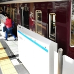 阪急電鉄神戸三宮駅に設置された可動式ホーム柵の設備＝１０日午前、神戸市中央区（撮影・中西幸大）