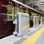阪急電鉄神戸三宮駅に設置された可動式ホーム柵の設備＝１０日午前、神戸市中央区（撮影・中西幸大）