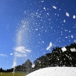ゲレンデを白く染める人工雪＝１２日午前、神戸市灘区六甲山町北六甲、六甲山スノーパーク
