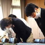 教師の生徒に対する体罰があったとして謝罪する田中誠・長尾中学校校長（右）と森恵実子教育長（右から２人目）＝１３日午前、宝塚市役所（撮影・村上貴浩）
