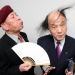 薄くなった髪を飛ばす得意芸を見せる（右から）海原はるか、かなた。コロナ禍に配慮し、扇子で代用することもある＝大阪市中央区、松竹芸能（撮影・辰巳直之）