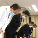 元職員の不祥事を謝罪する服部英司理事長（手前から２人目）ら＝西宮市武庫川町
