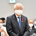 兵庫県新型コロナ感染症対策本部会議であいさつする井戸敏三知事＝神戸市中央区、兵庫県災害対策センター