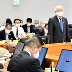 兵庫県新型コロナ感染症対策本部会議であいさつする井戸敏三知事＝神戸市中央区、兵庫県災害対策センター
