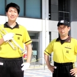 「阪神伍虎会」の西尾浩幸団長（右）と三橋匠副団長＝大阪市西区、京セラドーム