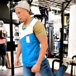 筋トレやストレッチなどに適した機器を実演するデカトロンの西山健史さん＝西宮市高松町