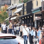 「Ｇｏ　Ｔｏ　トラベル」の効果も追い風に。観光客でにぎわう有馬温泉街＝４日、神戸市北区有馬町（撮影・吉田敦史）