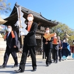 御幣などを手に、お旅所に向かう「年番」の八家地区の総代ら＝１５日午前９時１５分、姫路市白浜町、松原八幡神社（撮影・小林良多）
