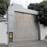 特定抗争指定暴力団になったことで使用が禁止された山口組総本部。２０１８年まではハロウィーン行事に訪れた家族連れがこの入り口をくぐり、組員から菓子を受け取っていた＝神戸市中央区篠原本町４