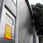 特定抗争指定暴力団になったことで使用が禁止された山口組総本部。２０１８年まではハロウィーン行事に訪れた家族連れがこの入り口をくぐり、組員から菓子を受け取っていた＝神戸市中央区篠原本町４