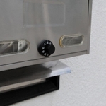 特定抗争指定暴力団になったことで使用が禁止された山口組総本部。扉には立ち入り禁止を示す「標章」が張られ、郵便受けにはチラシなどがたまっていた＝神戸市中央区篠原本町４