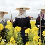 親方サワ（中央、小林綾子）は、ハル（右、吉本実憂）に瞽女として前向きな生き方を伝える（©２０２０映画「瞽女ＧＯＺＥ」製作委員会）