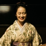 目を閉じた状態で三味線の弾き語りを熱演する吉本実憂（©２０２０映画「瞽女ＧＯＺＥ」製作委員会）