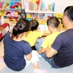 次男が自宅に戻り、家族４人そろってだんらんの時間を過ごす。一方で両親は「子どもを連れて行かれた恐怖心が今も消えない」＝明石市内