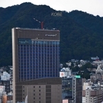 神戸市役所から見た建設中の駅ビル。建物の少し上に山麓電飾が見える＝神戸市中央区
