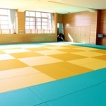 柔道部員２人に対する体罰が行われた武道場＝１３日午後、宝塚市長尾町、宝塚市立長尾中学校