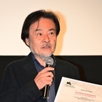 出身地・神戸での舞台あいさつでベネチア国際映画祭銀獅子賞受賞の喜びなどを語る黒沢清監督＝１８日午後、神戸市中央区御幸通８、神戸国際松竹（撮影・秋山亮太）
