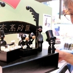 本高砂屋の店内を再現した神戸人形と、操作する吉田太郎さん＝神戸市中央区元町通３