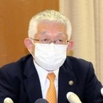 明石市内のサービス付き高齢者向け住宅で起きた虐待事案について会見する泉房穂市長＝１９日午前、明石市役所