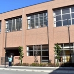 部活動中に男子生徒２人に柔道技をかけてけがを負わせたとして傷害容疑で教諭が逮捕された宝塚市立長尾中学校の体育館＝宝塚市長尾町