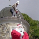 世相サンタ第１号。くしくもマスクを着けていた＝２００９年１１月３０日、神戸市中央区北野町２