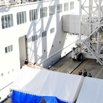 訓練で、感染者用（左）と被感染者用（右上）に分けられた客船の出入口。感染者は医療関係者が帯同して搬送した＝２０日午後、神戸市中央区新港町、神戸ポートターミナル（撮影・中西幸大）