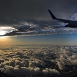 神戸空港発着の遊覧フライトで見られた夕焼けの景色＝瀬戸内海上空
