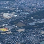 大阪上空から眺めた万博記念公園周辺。「太陽の塔」も肉眼ではっきりと見えた