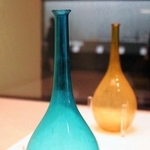 青色・黄色鶴首ガラス徳利（神戸市立博物館蔵、びいどろ史料庫コレクション）