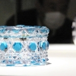 手彫り薩摩切子青緑色被せガラス蓋物（神戸市立博物館蔵、びいどろ史料庫コレクション）