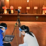 音楽サークルの活動風景を動画撮影する大学祭の実行委メンバー＝西宮市上ケ原一番町、関西学院大学