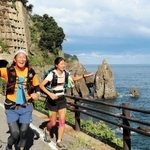 山陰海岸ジオパークの景観が楽しめるロングトレイルに挑戦する堀主知ロバートさん（左）ら＝豊岡市竹野町切浜