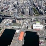 第２突堤（中央）付近でも新たな開発が始まる都心部南のウオーターフロント・新港西地区＝２０２０年８月、神戸市中央区