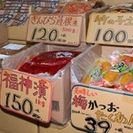 格安価格の食品（撮影・秋山亮太）