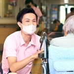 ホストの経験も生かし、特別養護老人ホーム「大慈弥勒園」で働く湯本亘さん＝神戸市西区櫨谷町長谷（撮影・辰巳直之）