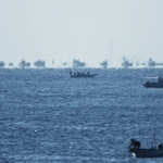 蜃気楼によって、かなたに浮かび上がる多くの船＝２５日午前、神戸市垂水区平磯から（岡敦之さん提供）