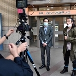 シネ・リーブル神戸のＰＲ動画を撮影する森山未来さん（右）ら＝神戸市中央区浪花町（撮影・秋山亮太）
