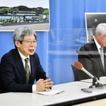 記者会見する平田オリザさん（左）と井戸敏三知事＝２８日午後、兵庫県庁